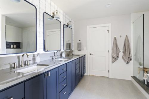 Oakwood Bathroom Triple Sink and Shower