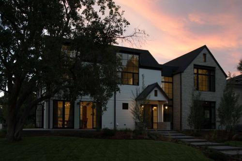 95 S Ivy Sunset Front Exterior