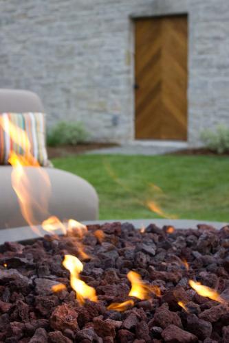 95 S Ivy Firepit Closeup